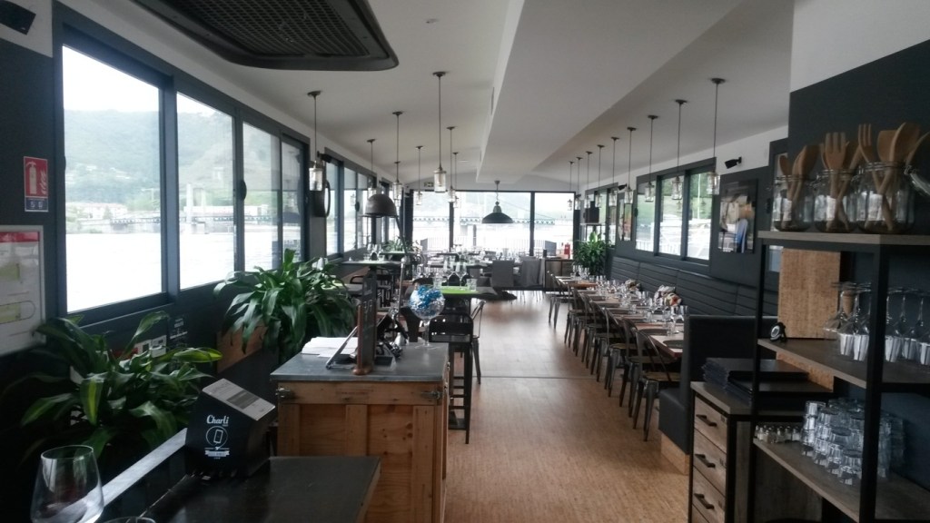 Architecte péniche Restaurant. Frédéric Wetzel Architecte. Aménagement péniche restaurant. Paris architecte. Transformation péniche bar restaurant