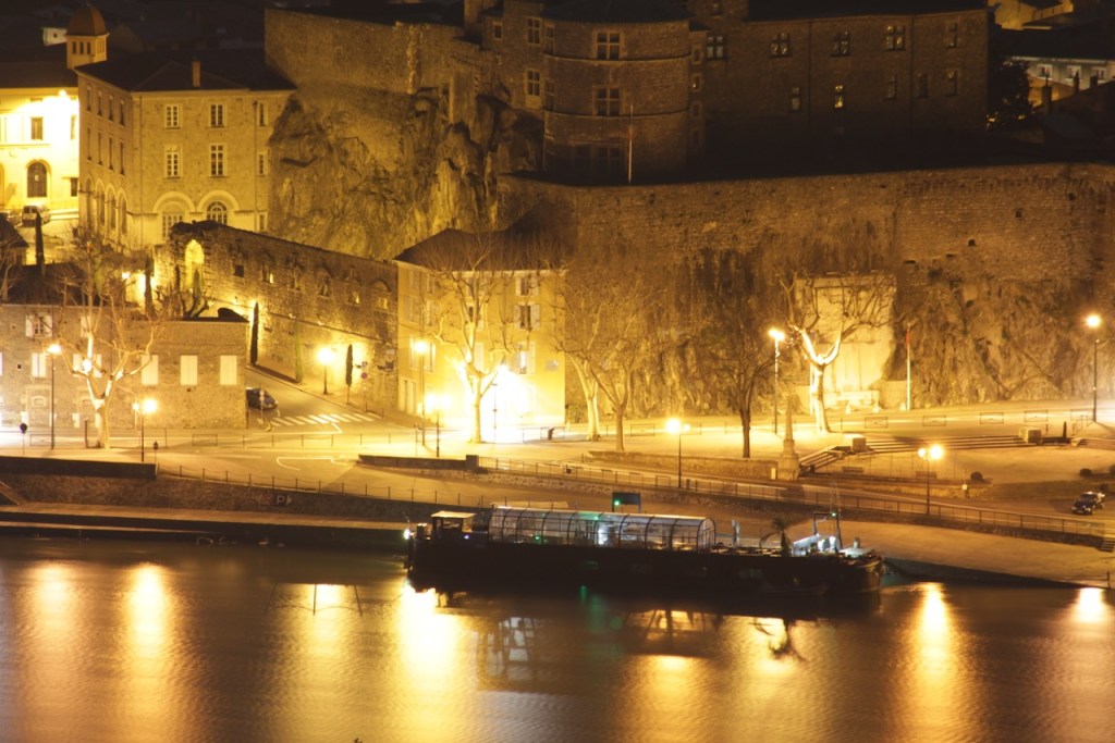 Transformation péniche restaurant. Péniche bar architecte. Transformation péniche architecte. Peniche bar seine. Modification péniche architecte. Architecte péniche. Frédéric Wetzel