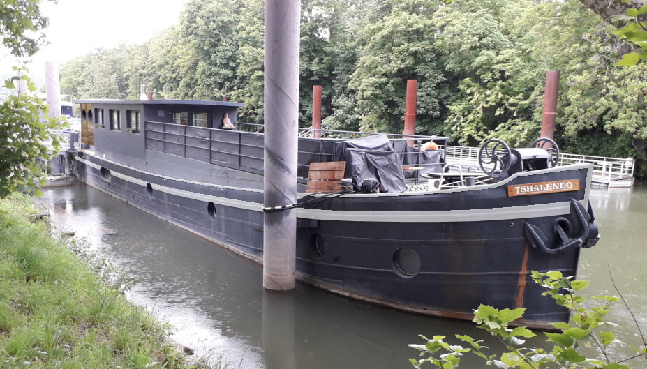 Transformation péniche Levallois. Aménagement péniche architecte. Frédéric Wetzel Architecte naval Paris. Aménagement soute péniche. Surélévation péniche.