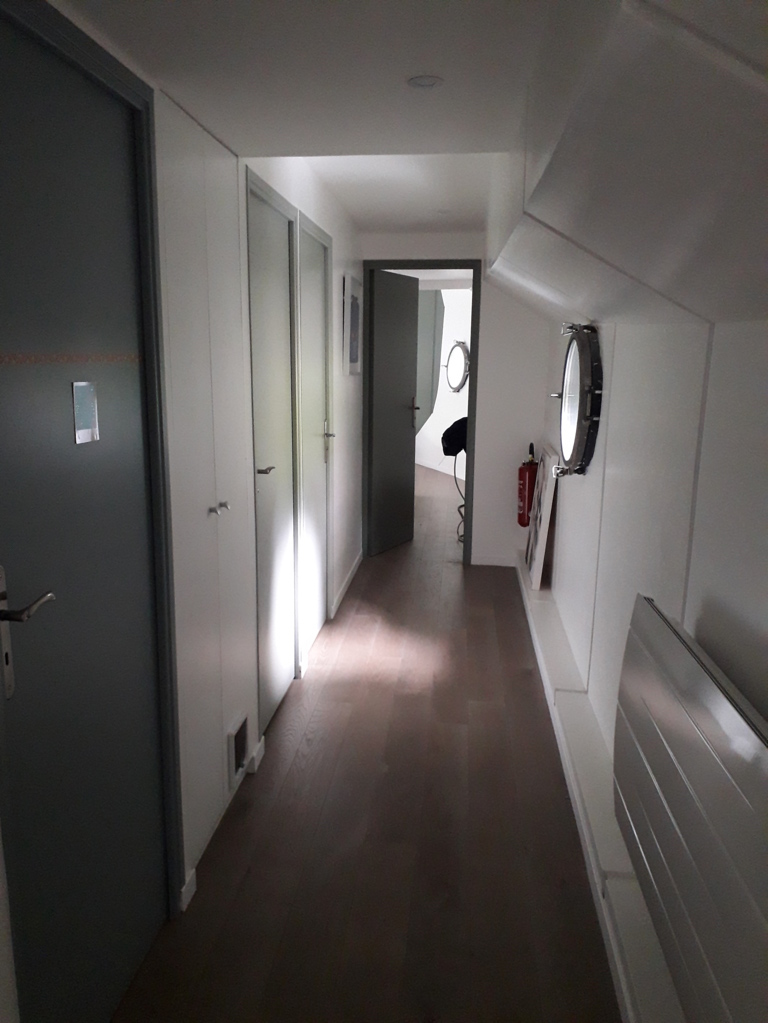 Transformation péniche Levallois. Aménagement péniche architecte. Frédéric Wetzel Architecte naval Paris. Aménagement soute péniche. Surélévation péniche.