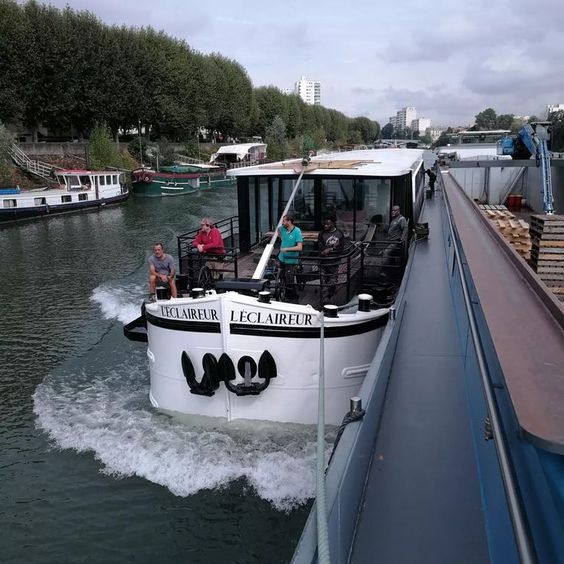 Péniche bureaux. Architecte péniche. Architecte naval. Péniche asnières architecte. Transformation péniche. Espace coworking architecte. Transformation péniche bureaux.