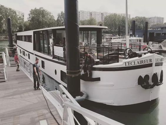 Péniche bureaux. Architecte péniche. Architecte naval. Péniche asnières architecte. Transformation péniche. Espace coworking architecte. Transformation péniche bureaux.