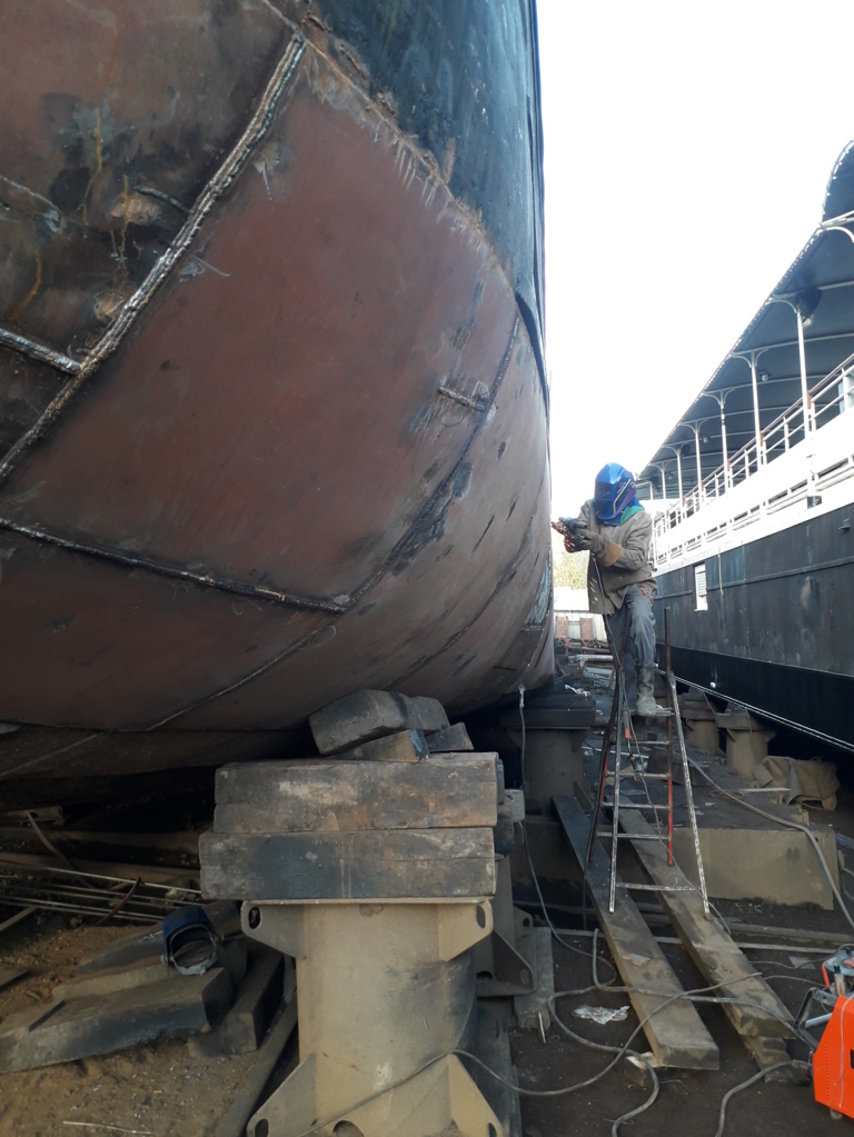 Péniche Neuilly sur Seine. Surélévation péniche Freycinet. architecte péniche. Architecte naval